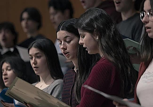 La actriz getxotarra Blanca Soroa (en el centro en una escena del filme) canta en un coro en la vida real.