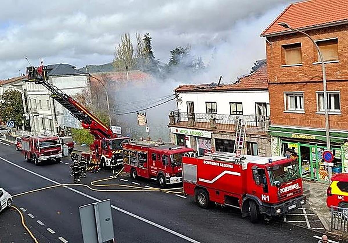 Bomberos trabajan en el lugar del incendio en San Rafael.