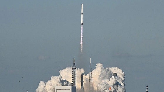 Bezos adelanta a Musk en la carrera espacial