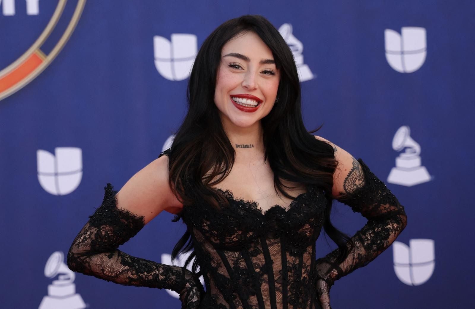 Nicki Nicole fue otra de las artistas que desfilaron por la alfombra roja de los Latin Grammy 2025