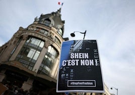 Una manifestante sostiene una pancarta que dice: «Shein, ¡de ninguna manera! ¡Basta de moda rápida!».