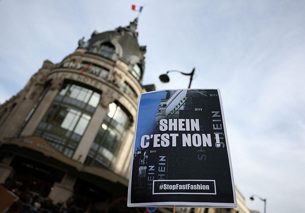 Una manifestante sostiene una pancarta que dice: «Shein, ¡de ninguna manera! ¡Basta de moda rápida!».