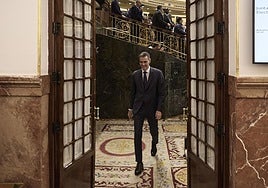 El presidente del Gobierno, Pedro Sánchez, a su salida de una sesión plenaria en el Congreso de los Diputados.