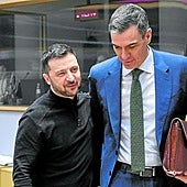 El presidente del Gobierno, Pedro Sánchez (d) y el presidente de Ucrania, Volodimir Zelenski.