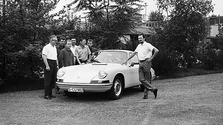«Butzi» Porsche, hijo del Dr. Ing. Ferdinand «Ferry» y nieto del profesor Ferdinand, junto al 911