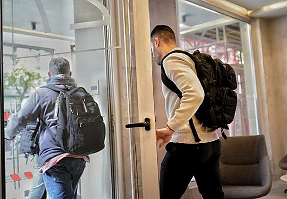 Agentes de la UCO salen del número 27 de Alameda Rekalde en Bilbao.