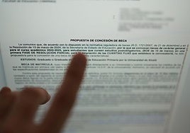 Un estudiante lee la concesión de una beca otorgada por Educación.