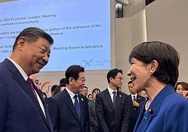 Xi Jinping y Sanae Takaichi se saludan en un foro celebrado en cotubre en Corea del Sur.