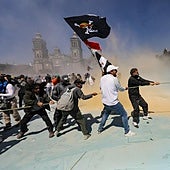 Un grupo de manifestantes, durante los incidentes frente al Palacio Nacional de México.