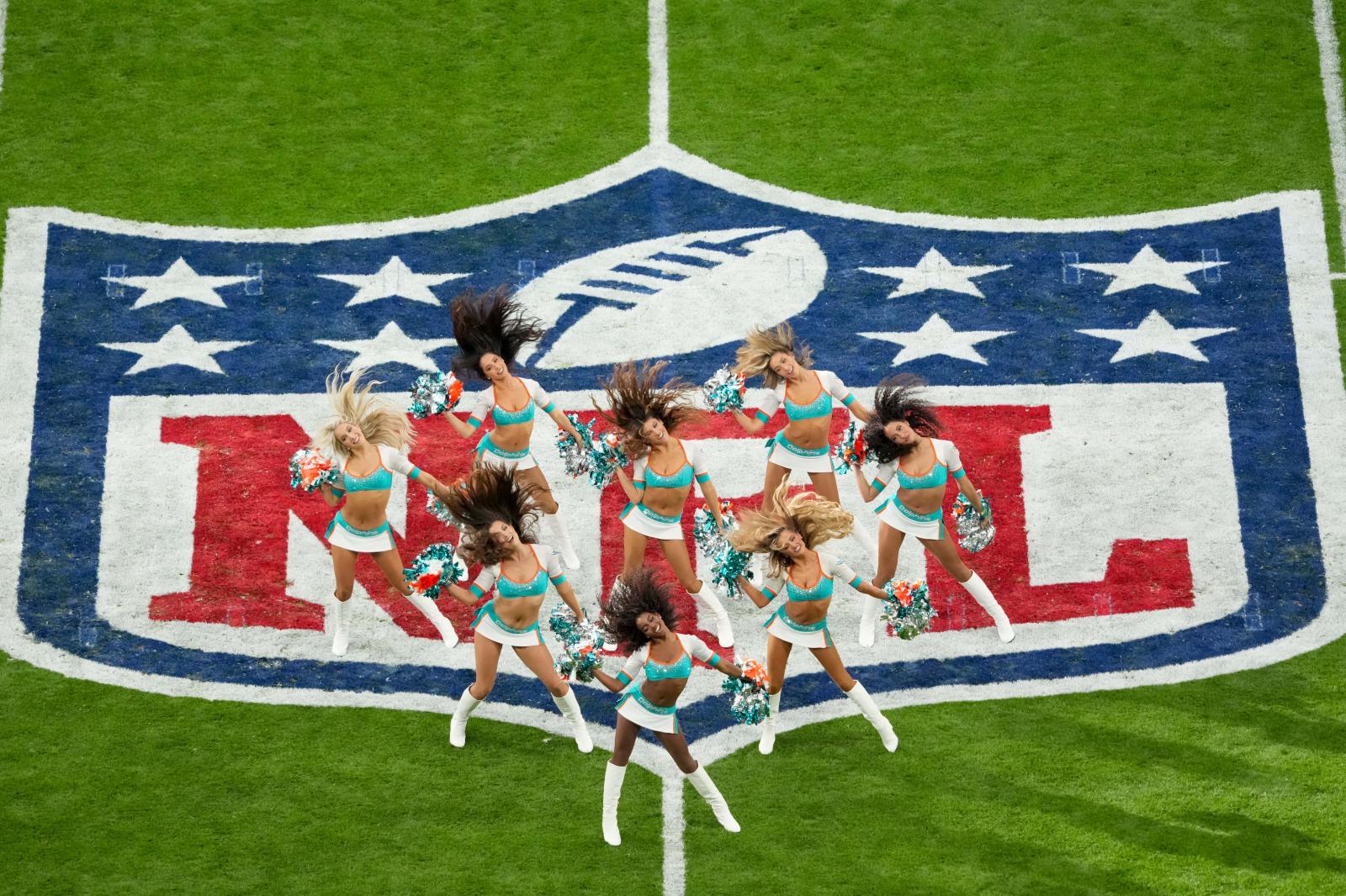 Las cheerleaders de los Miami Dolphins animan al público que ha llenado el Santiago Bernabéu.