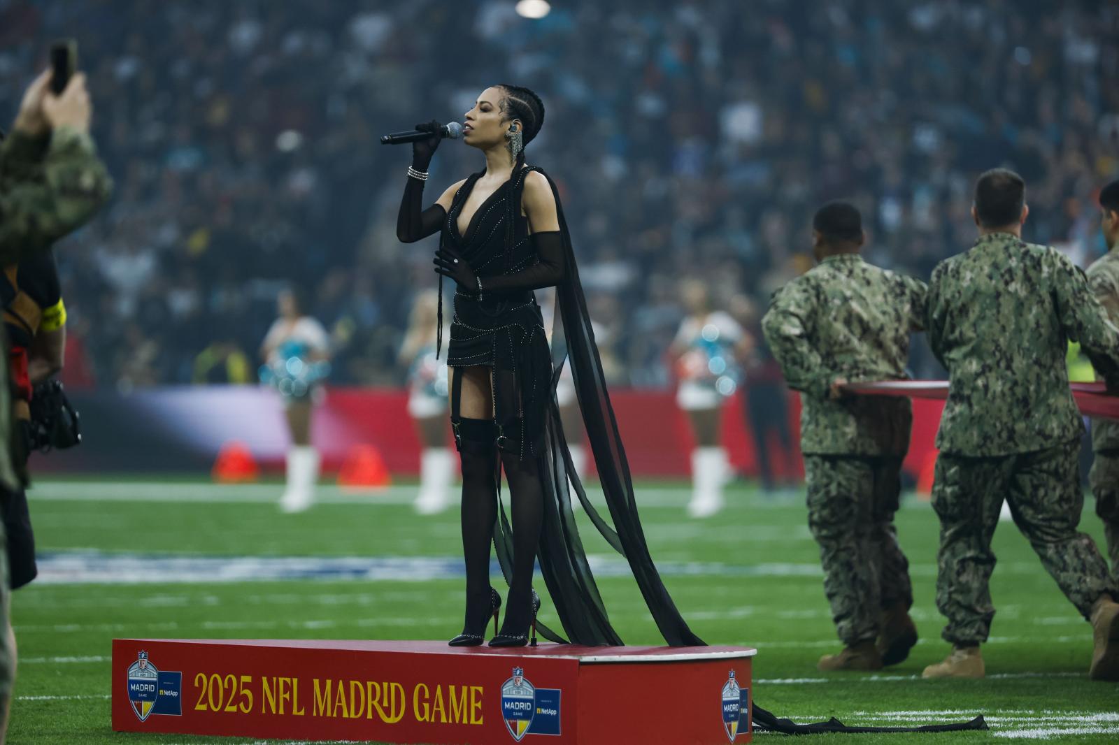 El partido comenzó con la interpretación del himno de Estados Unidos a cargo de la cantante neoyorkina Karina Pasian.