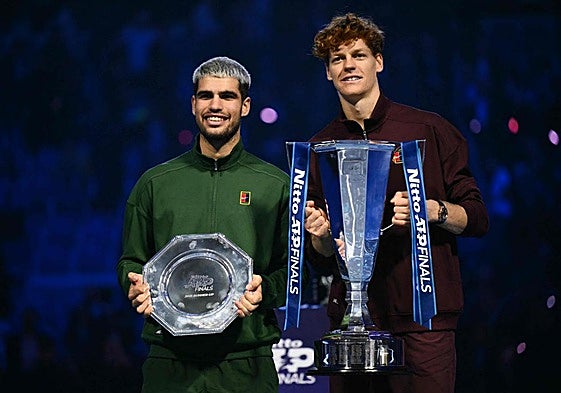 Carlos Alcaraz y Jannik Sinner, con los trofeos de subcampeón y campeón.