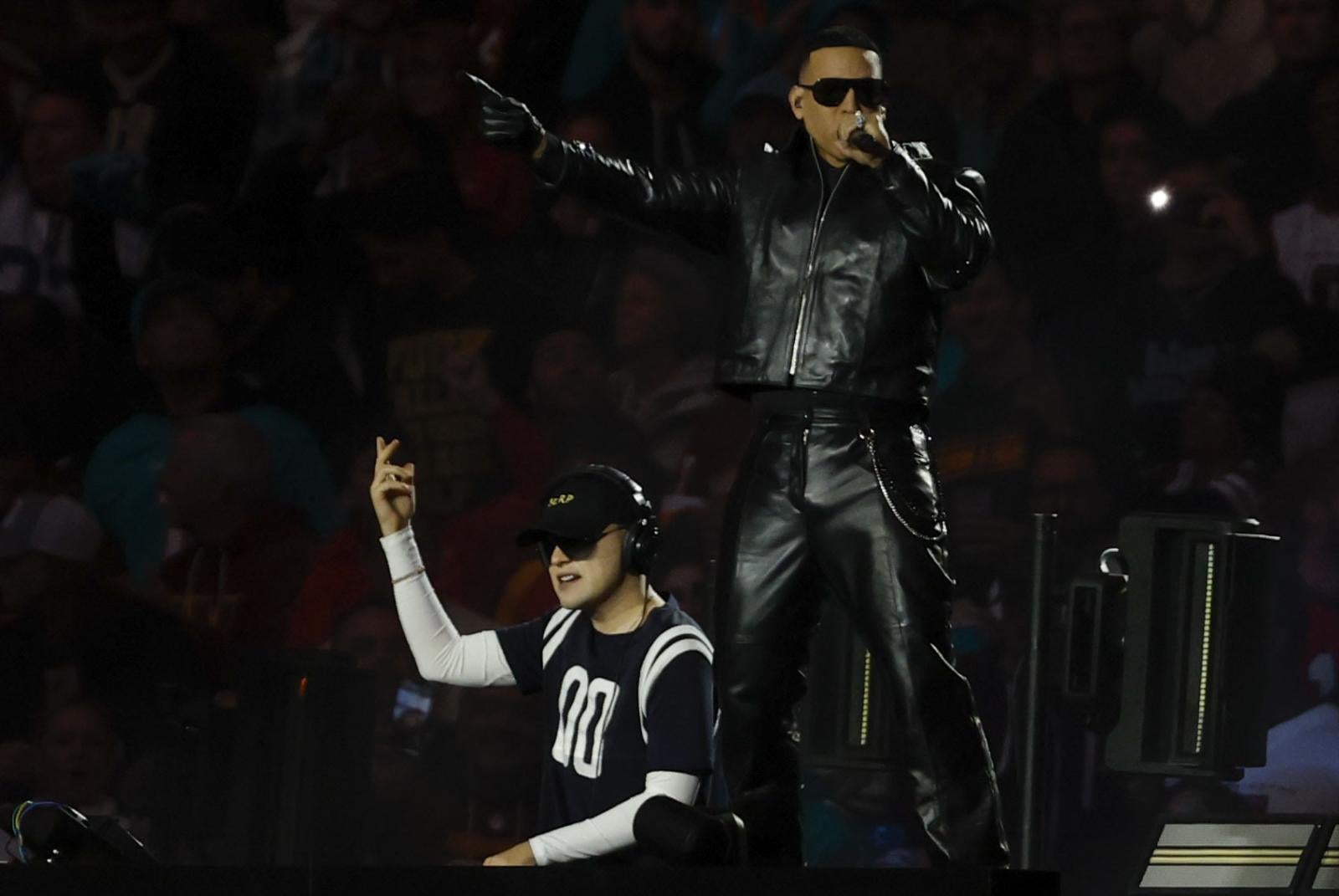 Bizarrap y Daddy Yankee, durante su actuación en el Halftime show del NFL Madrid Game 2025.