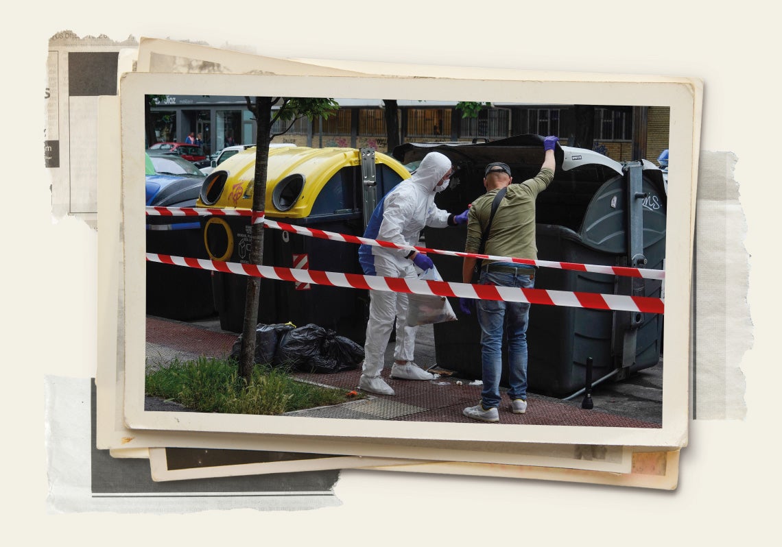 Un miembro de la policía científica inspecciona un contenedor.