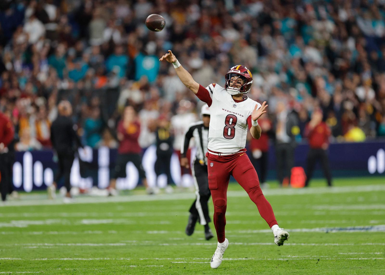 Marcus Mariota, quarterback de los Washington Commanders, durante el partido. 