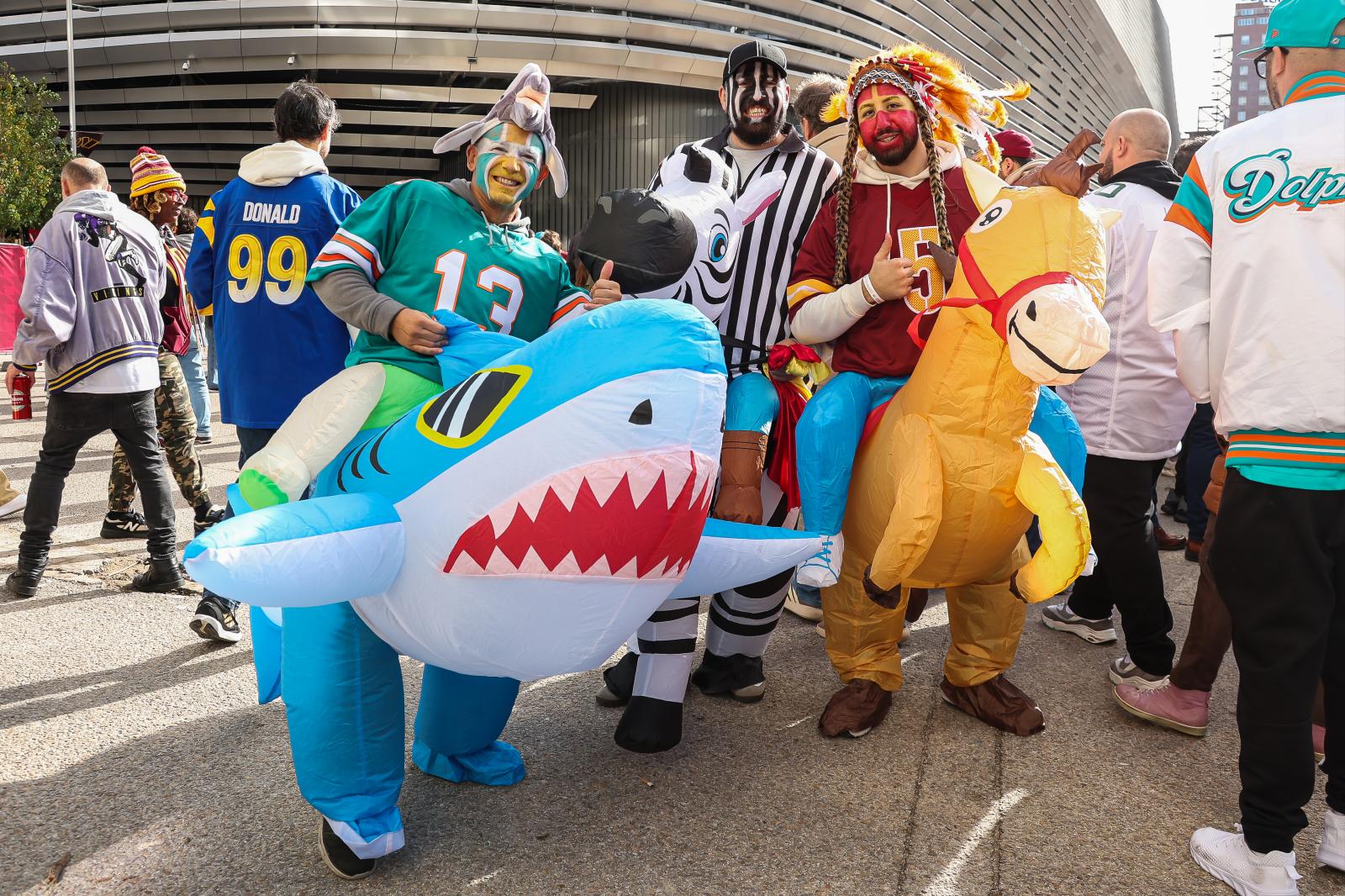 Varios aficionados disfrazados ante de entrar al partido.