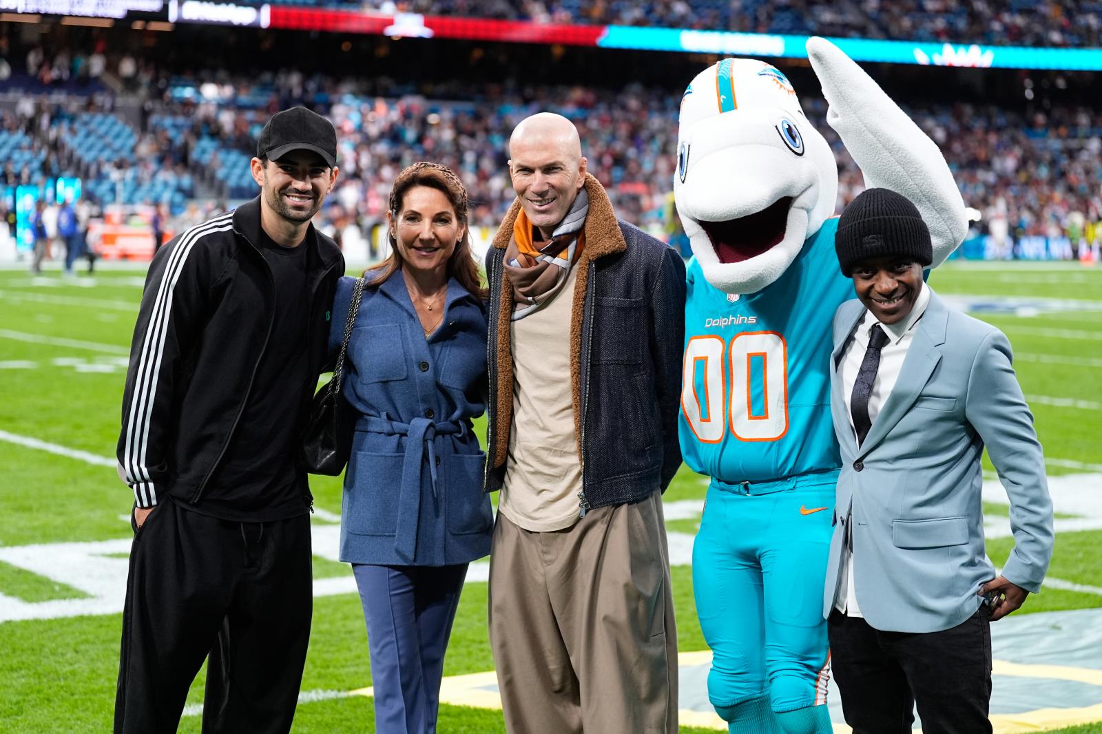 Zinedine Zidane, con su mujer, junto a la mascota de los Dolphins.