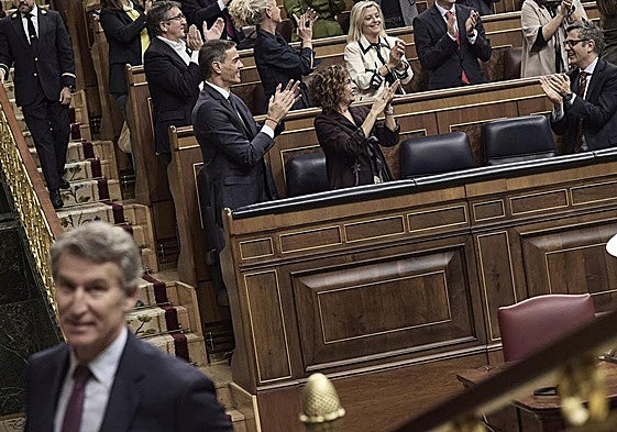 El Gobierno aplaude una votación en el Congreso.