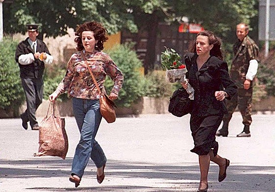 Dos mujeres corren por una calle de Sarajevo en pleno asedio de la capital bosnia.