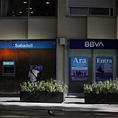 Una sucursal del Sabadell junto a otra de BBVA.