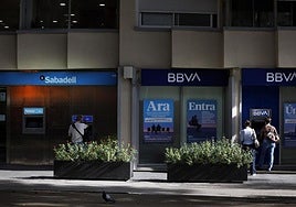 Una sucursal del Sabadell junto a otra de BBVA.