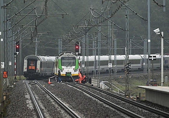 Imagen de la vía afectada por la explosión.