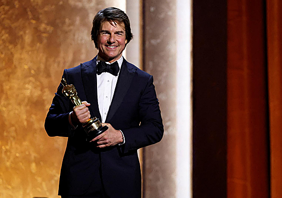 Tom Cruise recibe el Oscar honorífico.