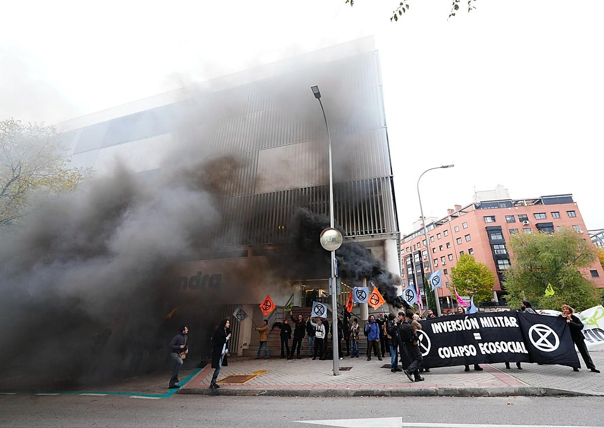 Imagen secundaria 1 - Una protesta de amor y furia contra el gasto en Defensa y por el clima
