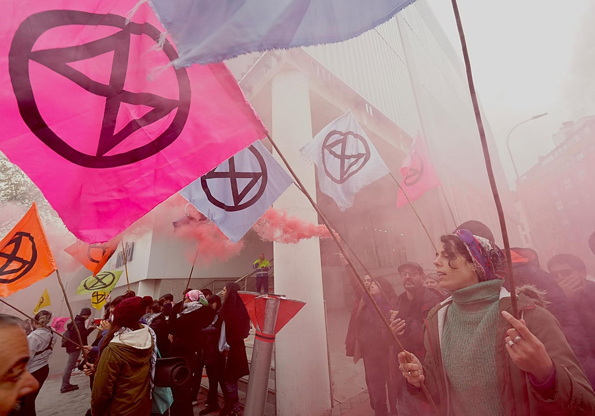 Activistas de Rebelión o Extinción, este lunes en Madrid.