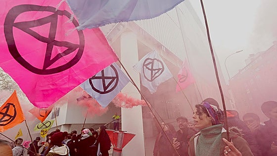 Una protesta de amor y furia contra el gasto en Defensa y por el clima