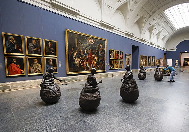 'Escena de Conversación III' con sus risueñas figuras 'tentempié' ante el 'El Jardín del amor' de Rubensde en la nave centras del Prado.