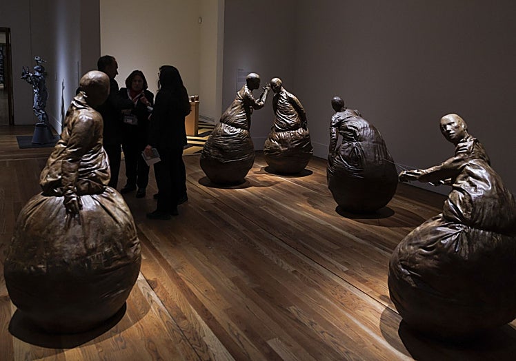 'Escena de conversación', pieza de Muñoz instala en la sala C del edificio Jerónimos.