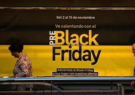 Una mujer pasa frente a una publicidad de los días previos al BlackFriday en Bilbao.