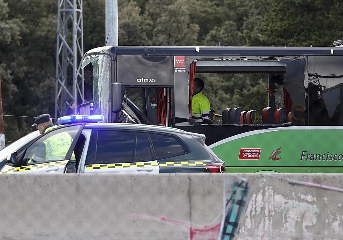 Imagen principal - Heridas 34 personas en un accidente múltiple en la A-6 en Madrid con un autobús implicado