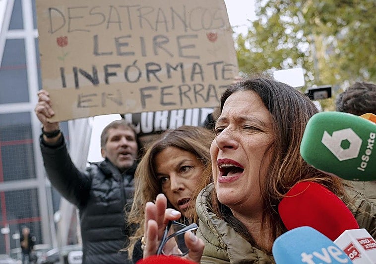 Leire Díez, exmilitante del PSOE, a las puertas de los Juzgados de Plaza de Castilla.