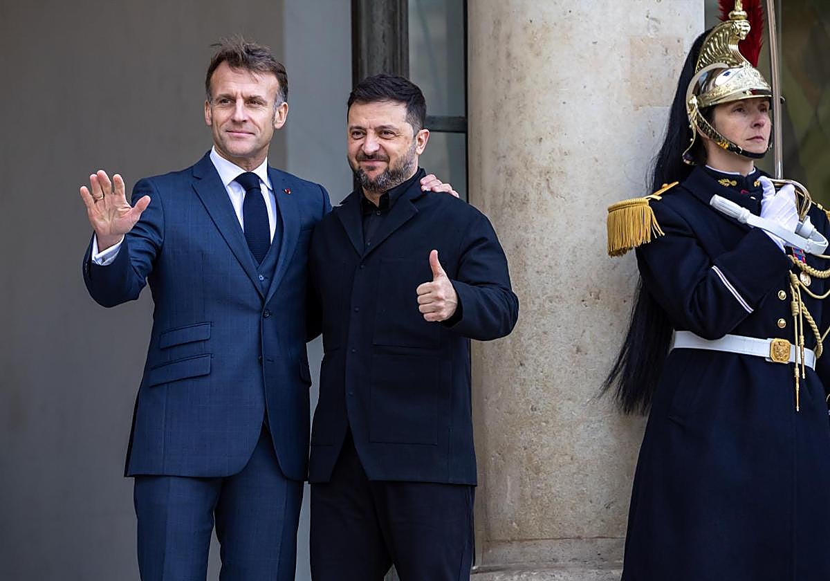 Emmanuel Macron y Volodímir Zelenski durante su reunión de este lunes en París.