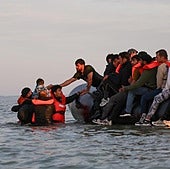 Migrantes intentan llegar a las costas del Reino Unido a través del Canal de la Mancha.