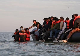 Migrantes intentan llegar a las costas del Reino Unido a través del Canal de la Mancha.