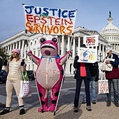 Varios ciudadanos piden la publicación de los archivos de Epstein.