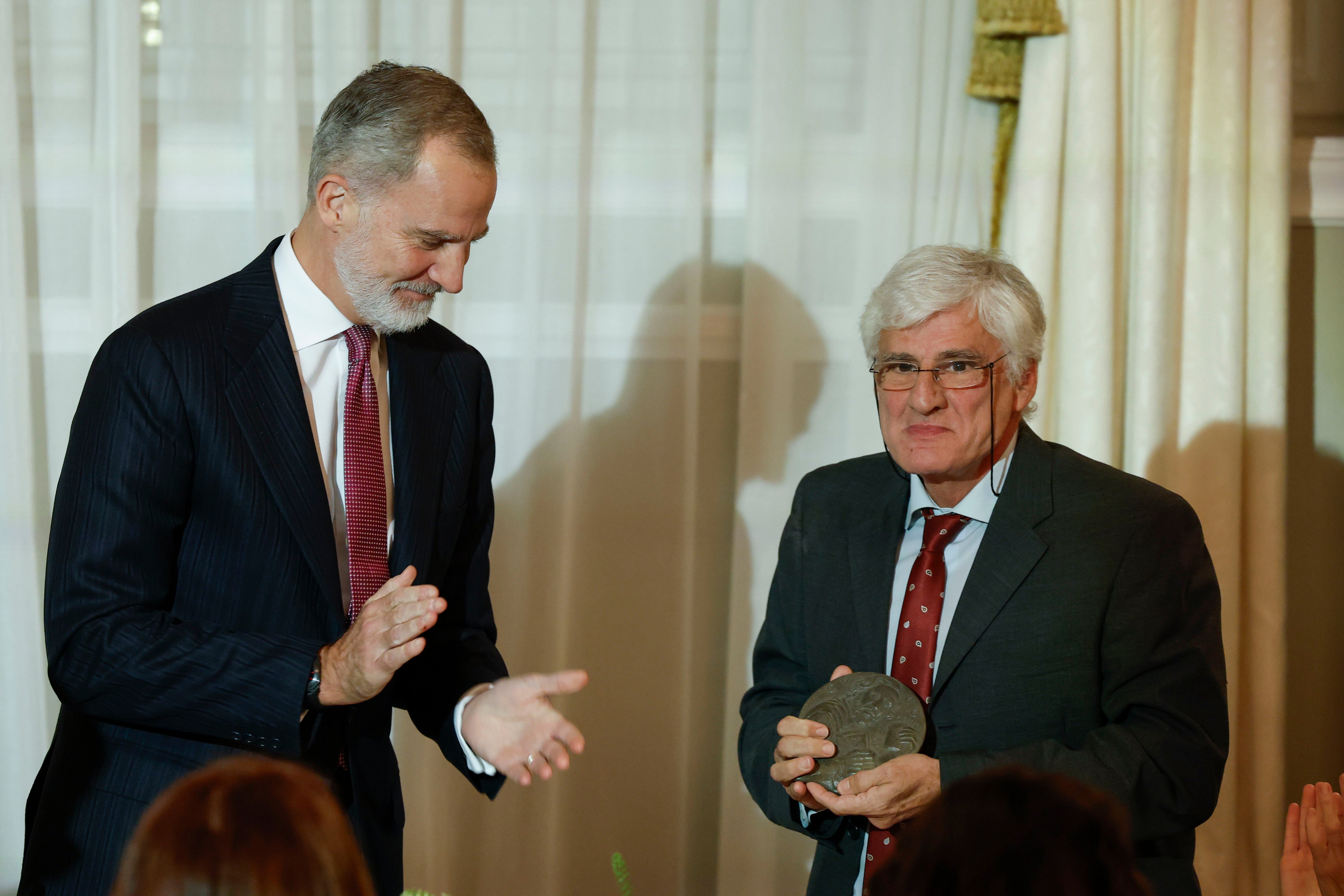 El periodista Fran Sevilla tras recibir de manos del rey Felipe el premio de periodismo ´Francisco Cerecedo´.