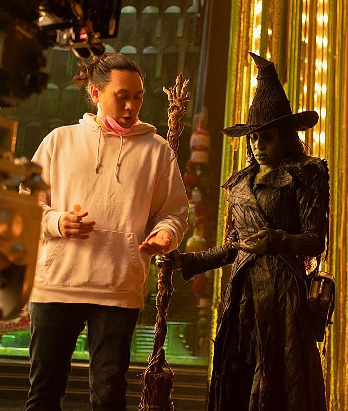 Imagen secundaria 2 - Arriba, Jonathan Bailey, como Fiyero, y Ariana Grande; debajo, Jeff Goldblum, como el Mago de Oz, y Jon M. Chu, dando indicaciones a Cynthia Erivo.