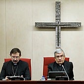 Luis Argüello, a la derecha, hoy, durante la apertura de la Asamblea Plenaria de los obispos.