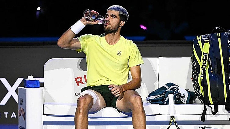 Alcaraz sufre un edema en el isquiotibial y es baja en la Copa Davis: «Me voy dolido a casa»