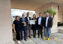 El equipo de Aqualia recogiendo el premio