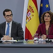 La vicepresidenta primera y ministra de Hacienda, María Jesús Montero, y el ministro de Economía, Carlos Cuerpo.