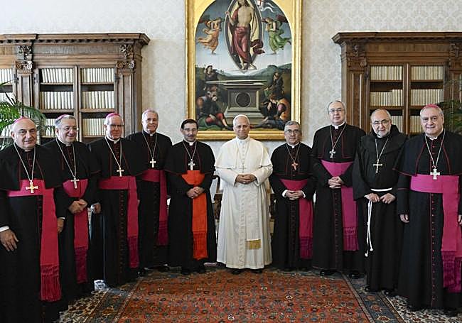 El Papa (en el centro) recibió el lunes en el Vaticano a la cúpula de la Conferencia Episcopal Española (CEE).