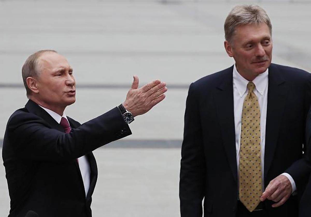 Vladímir Putin y Dmitri Peskov, en una imagen de archivo.