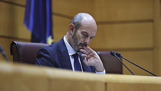 Un micrófono abierto capta al presidente del Senado quejándose de sus señorías: «Les importa tres pollas en vinagre»