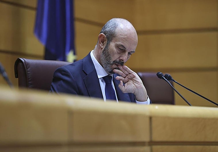 Un micrófono abierto capta al presidente del Senado quejándose de sus señorías: «Les importa tres pollas en vinagre»