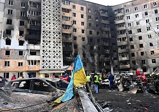 Un bloque de viviendas de Ternópil atacado por un misil ruso.